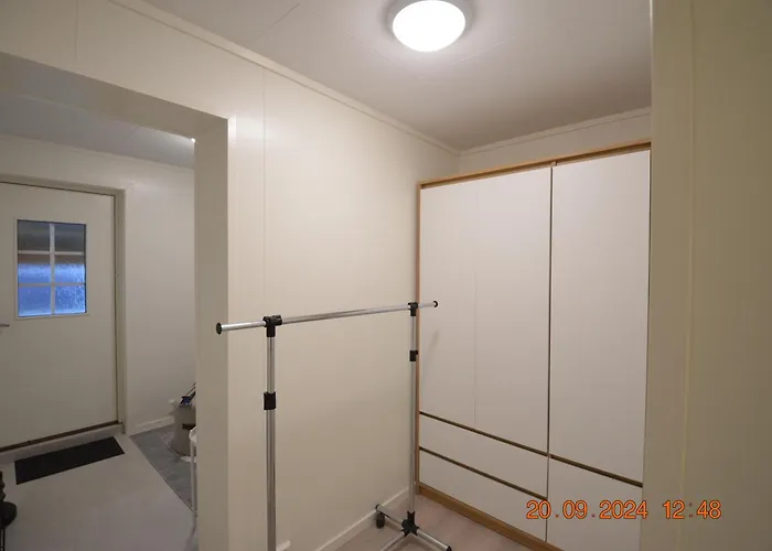 Hsh Free Parking For Non-smokers Only *