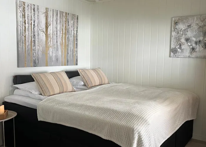 Hsh Free Parking For Non-smokers Only *