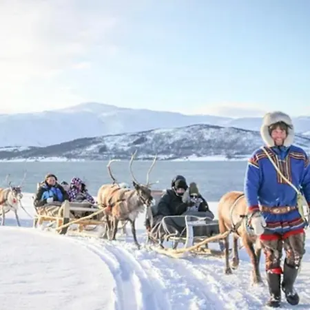 Hsh Free Parking For Non-smokers Only *