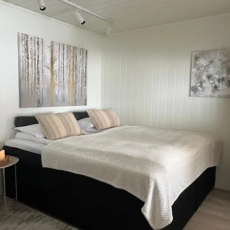 Hsh Free Parking For Non-smokers Only *